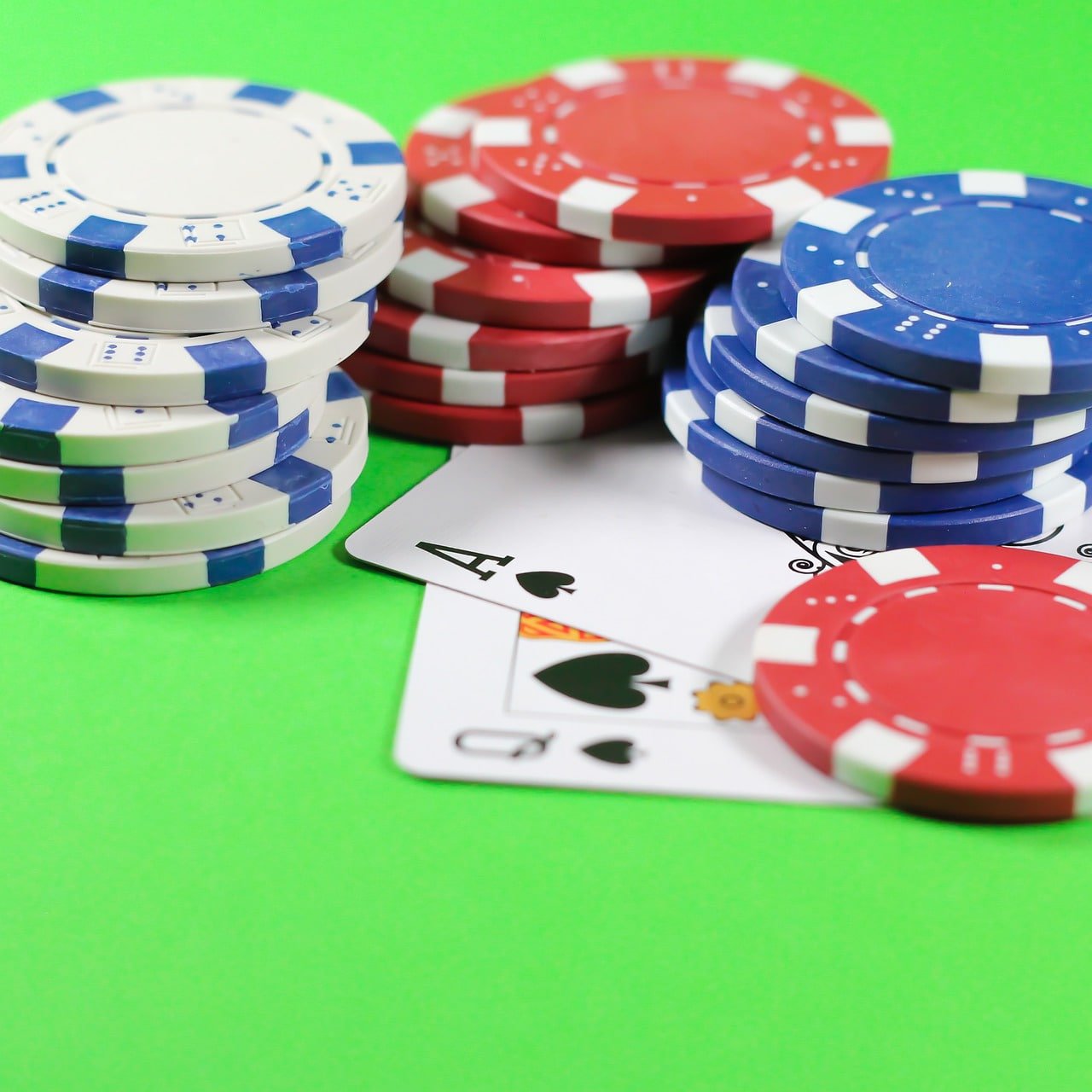 mulaiqq app installation on Android and iOS devices showing football betting and live casino options